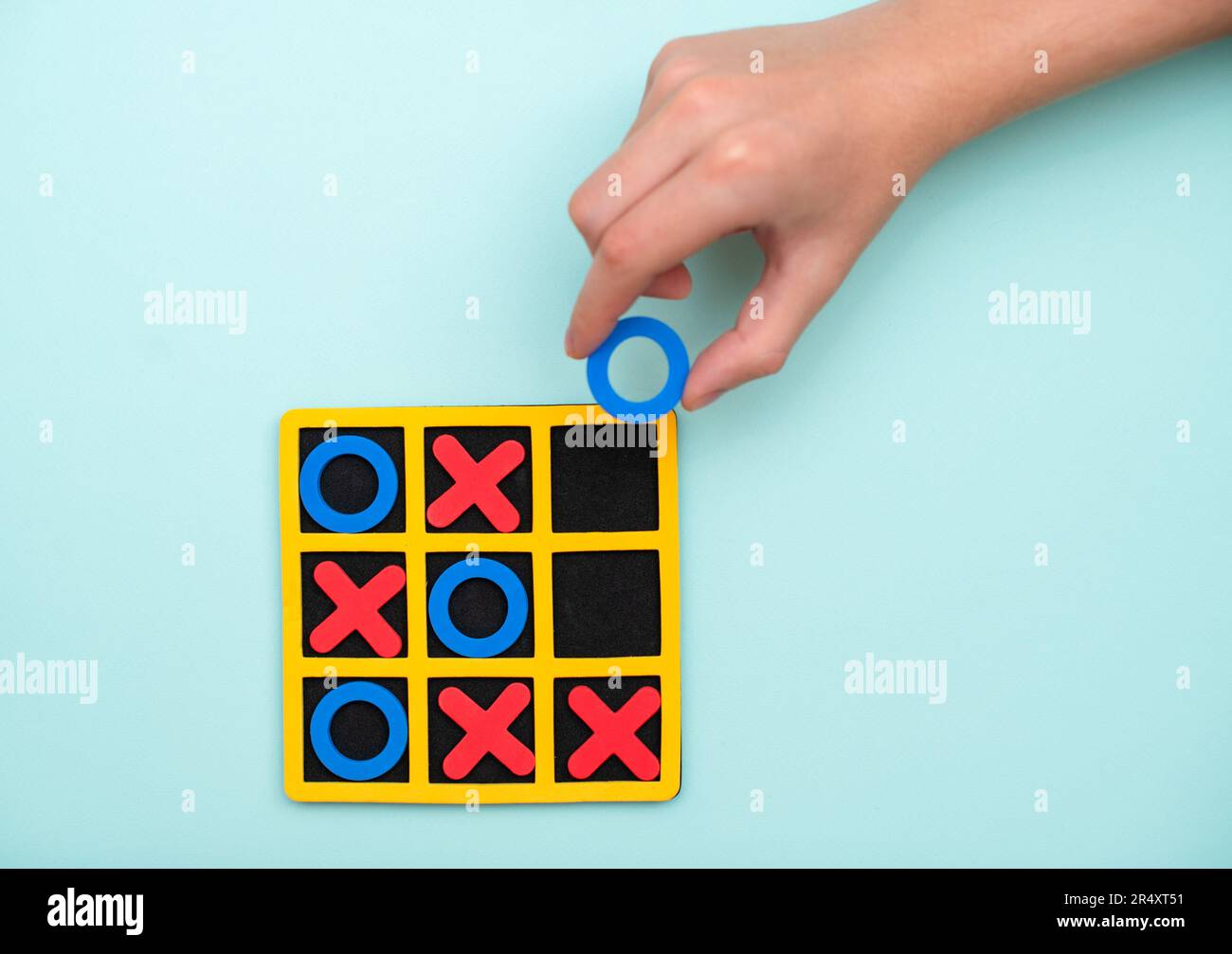 Un gioco di tic tac toe. Sfida Concept XO Win. Gioco di sviluppo per bambini. Piano di giacitura, vista dall'alto. Concetto di pianificazione della strategia di marketing aziendale. Foto Stock