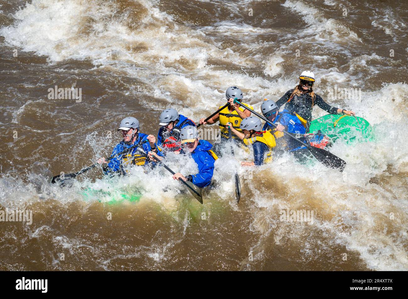 Foto davvero avventurosa di persone che prendono l'acqua ruvida del fiume Arkansas nella primavera del 2023 dopo un sacco di pioggia e neve sciolta fatto per alcuni Foto Stock