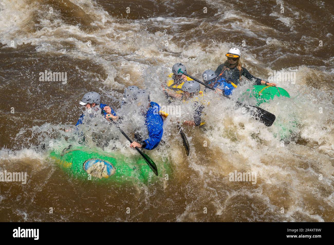 Foto davvero avventurosa di persone che prendono l'acqua ruvida del fiume Arkansas nella primavera del 2023 dopo un sacco di pioggia e neve sciolta fatto per alcuni Foto Stock