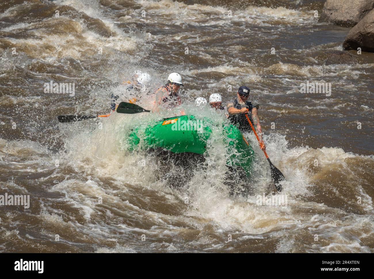 Foto davvero avventurosa di persone che prendono l'acqua ruvida del fiume Arkansas nella primavera del 2023 dopo un sacco di pioggia e neve sciolta fatto per alcuni Foto Stock