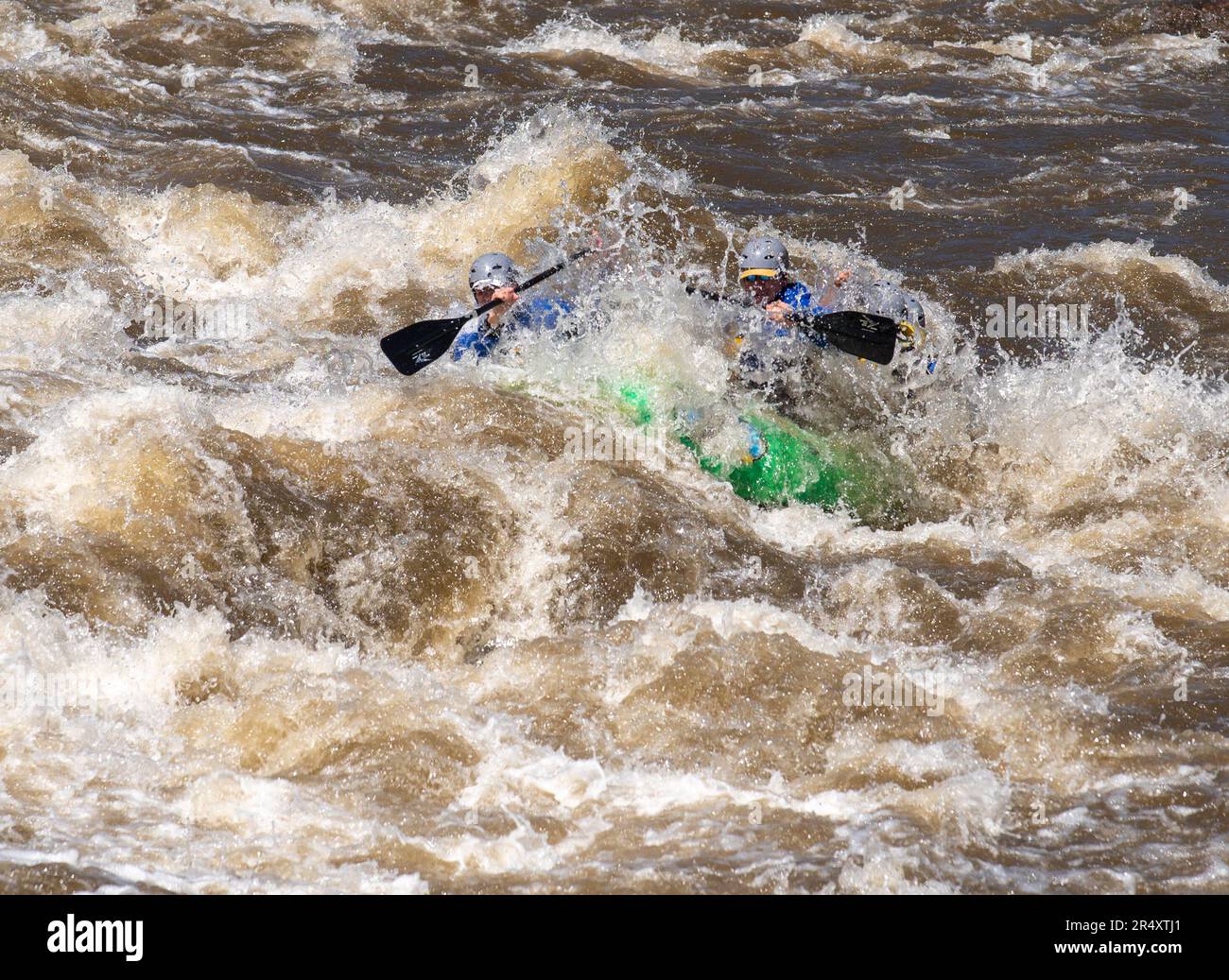 Foto davvero avventurosa di persone che prendono l'acqua ruvida del fiume Arkansas nella primavera del 2023 dopo un sacco di pioggia e neve sciolta fatto per alcuni Foto Stock