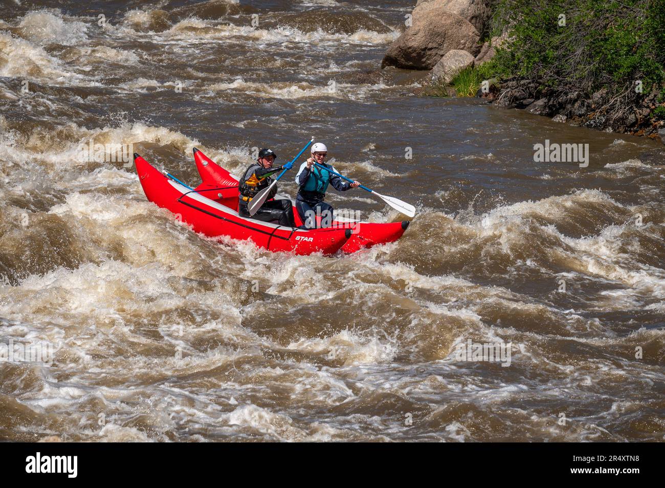 Foto davvero avventurosa di persone che prendono l'acqua ruvida del fiume Arkansas nella primavera del 2023 dopo un sacco di pioggia e neve sciolta fatto per alcuni Foto Stock
