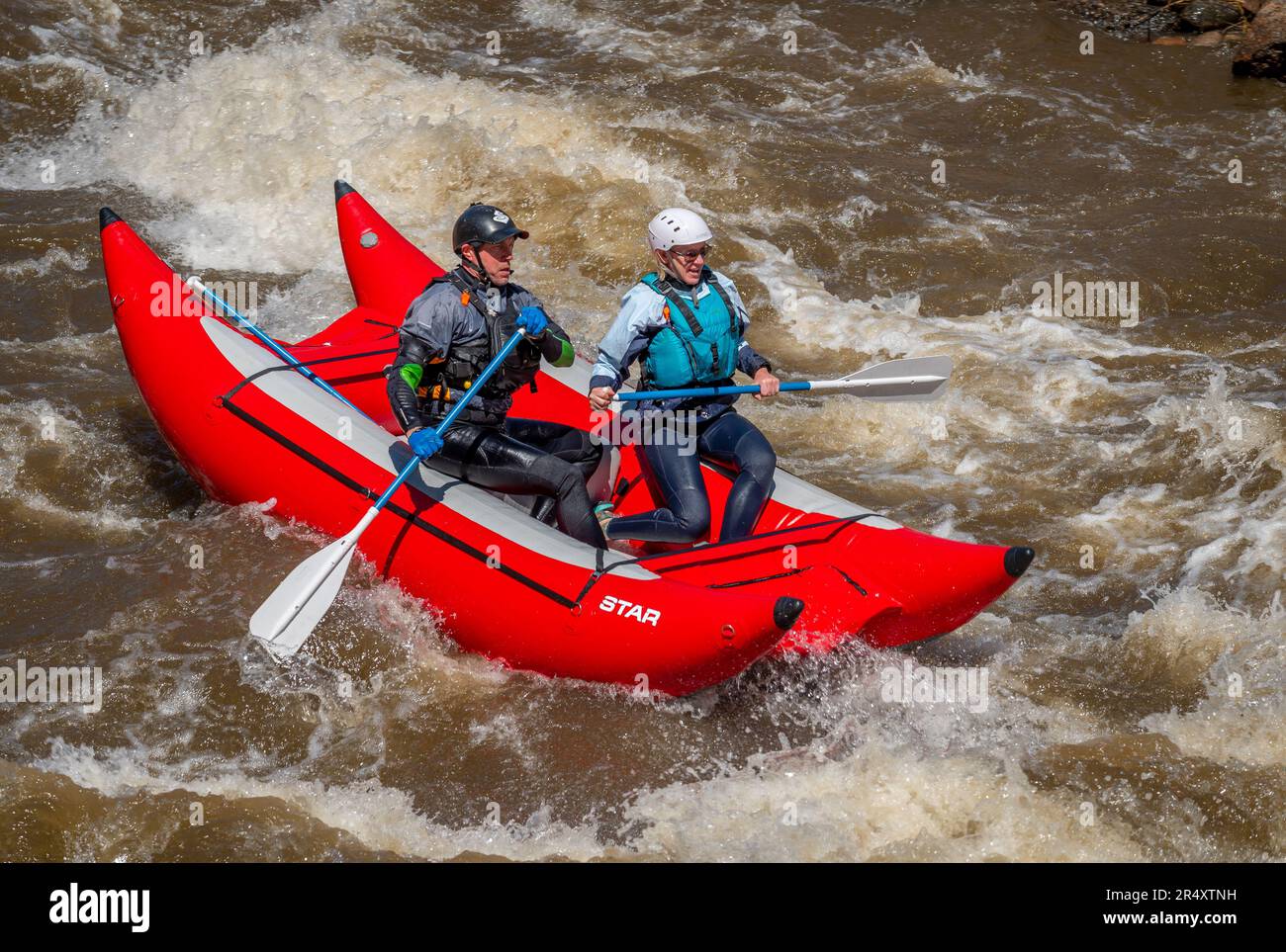 Foto davvero avventurosa di persone che prendono l'acqua ruvida del fiume Arkansas nella primavera del 2023 dopo un sacco di pioggia e neve sciolta fatto per alcuni Foto Stock