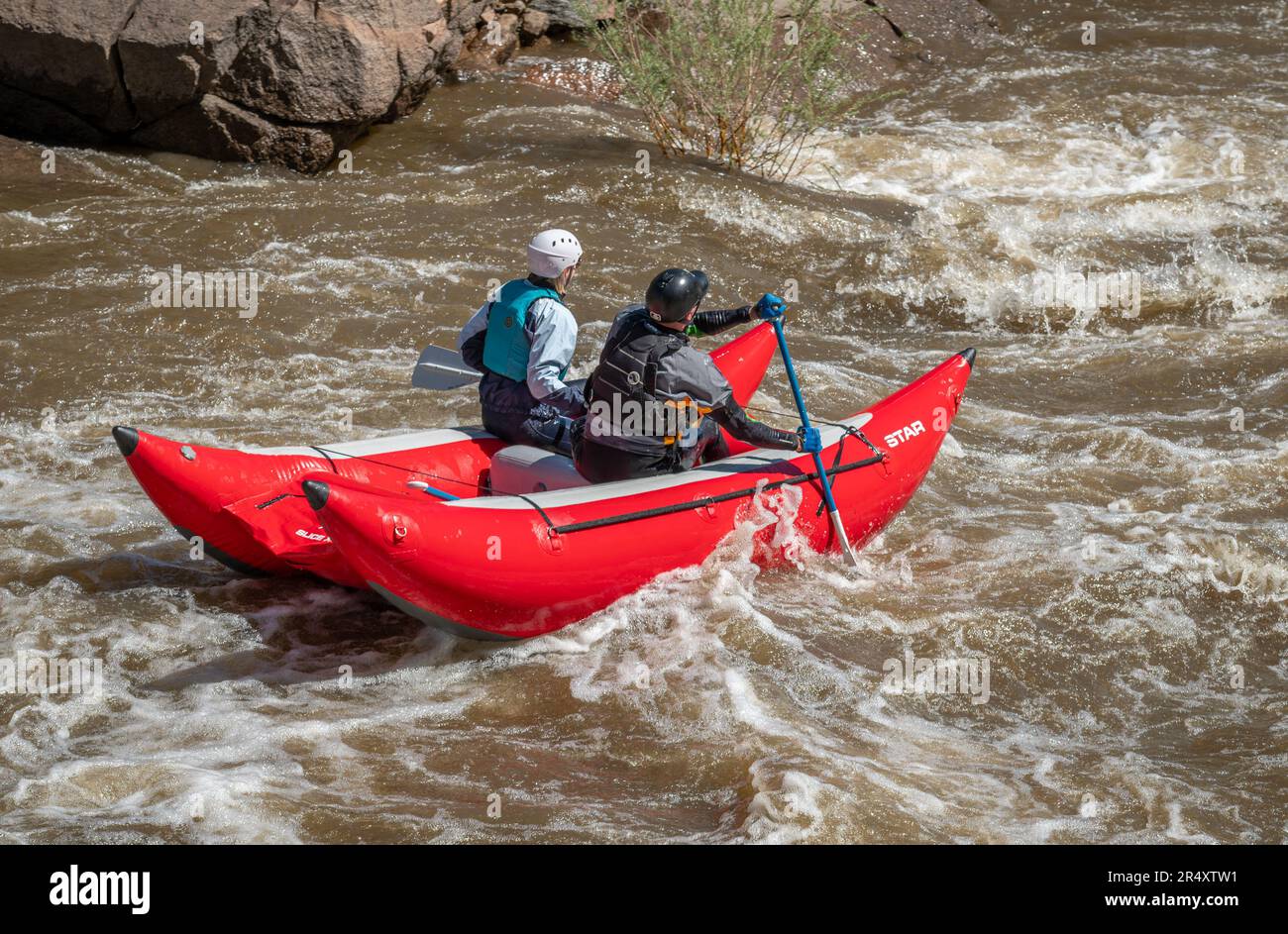 Foto davvero avventurosa di persone che prendono l'acqua ruvida del fiume Arkansas nella primavera del 2023 dopo un sacco di pioggia e neve sciolta fatto per alcuni Foto Stock