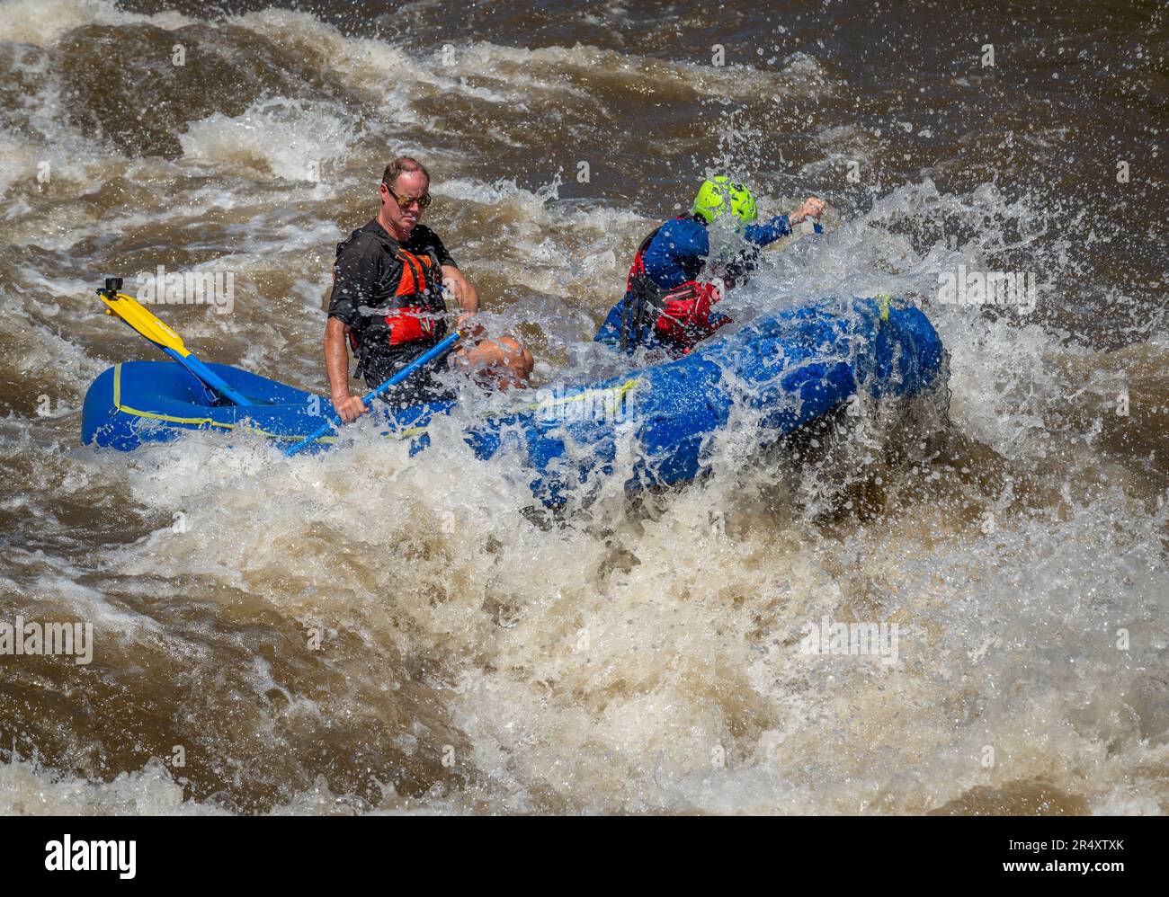 Foto davvero avventurosa di persone che prendono l'acqua ruvida del fiume Arkansas nella primavera del 2023 dopo un sacco di pioggia e neve sciolta fatto per alcuni Foto Stock