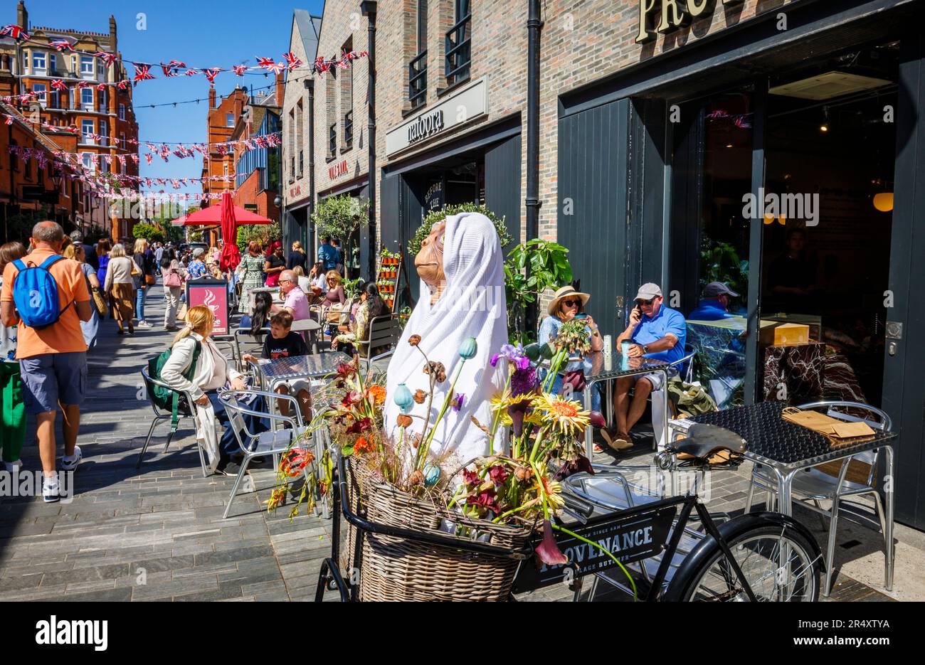 Vivace cultura dei caffè e ristoranti sulla strada a Symons Street, nella zona di Sloane Square a Londra SW3 ore su 24, 7 giorni su 7 durante il Chelsea Flower Show Foto Stock