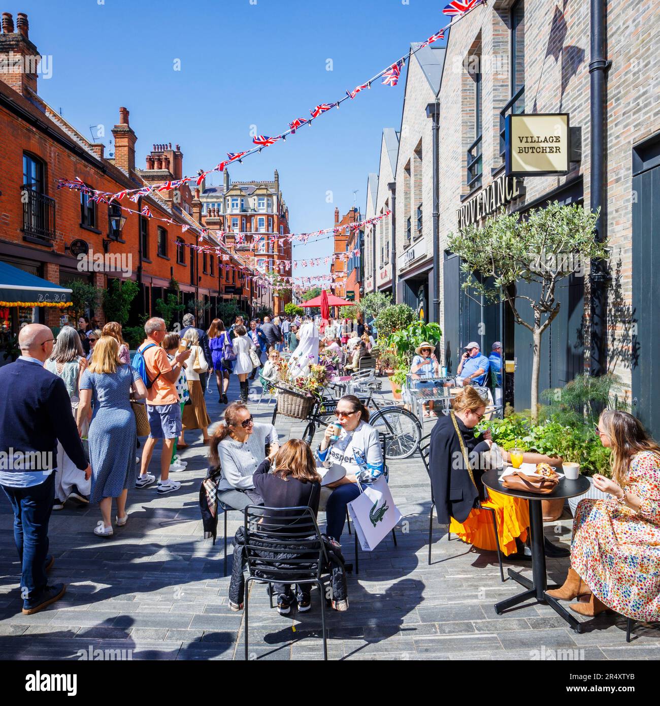 Vivace cultura dei caffè e ristoranti sulla strada a Symons Street, nella zona di Sloane Square a Londra SW3 ore su 24, 7 giorni su 7 durante il Chelsea Flower Show Foto Stock