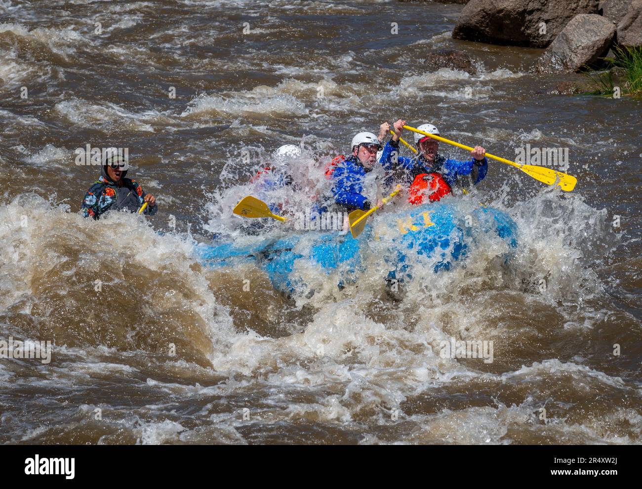 Foto davvero avventurosa di persone che prendono l'acqua ruvida del fiume Arkansas nella primavera del 2023 dopo un sacco di pioggia e neve sciolta fatto per alcuni Foto Stock