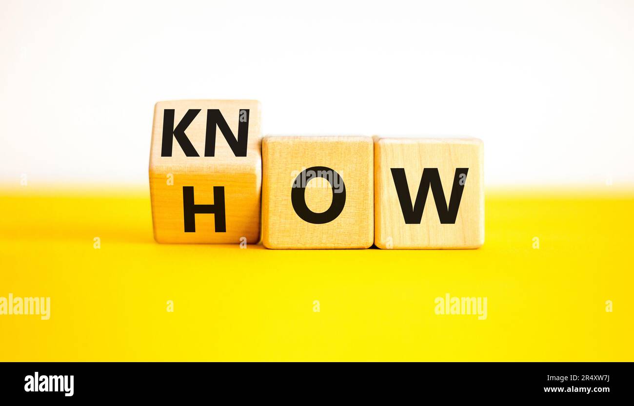 Sapere come simbolo. Uomo d'affari gira cubi di legno e cambia la parola come sapere. Bellissimo sfondo bianco tavolo giallo. Spazio di copia. Business e kN Foto Stock