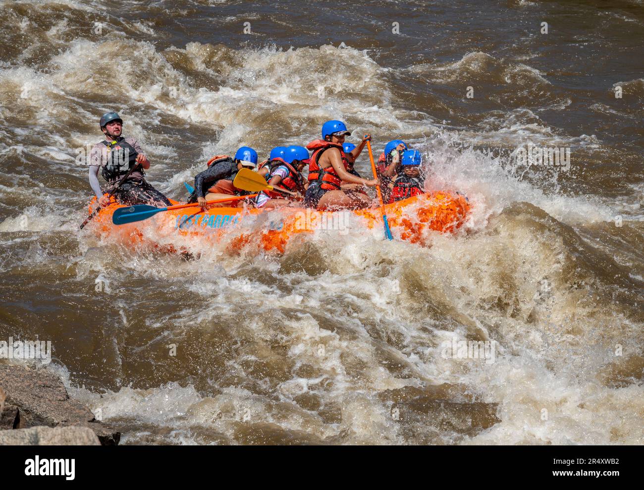 Foto davvero avventurosa di persone che prendono l'acqua ruvida del fiume Arkansas nella primavera del 2023 dopo un sacco di pioggia e neve sciolta fatto per alcuni Foto Stock