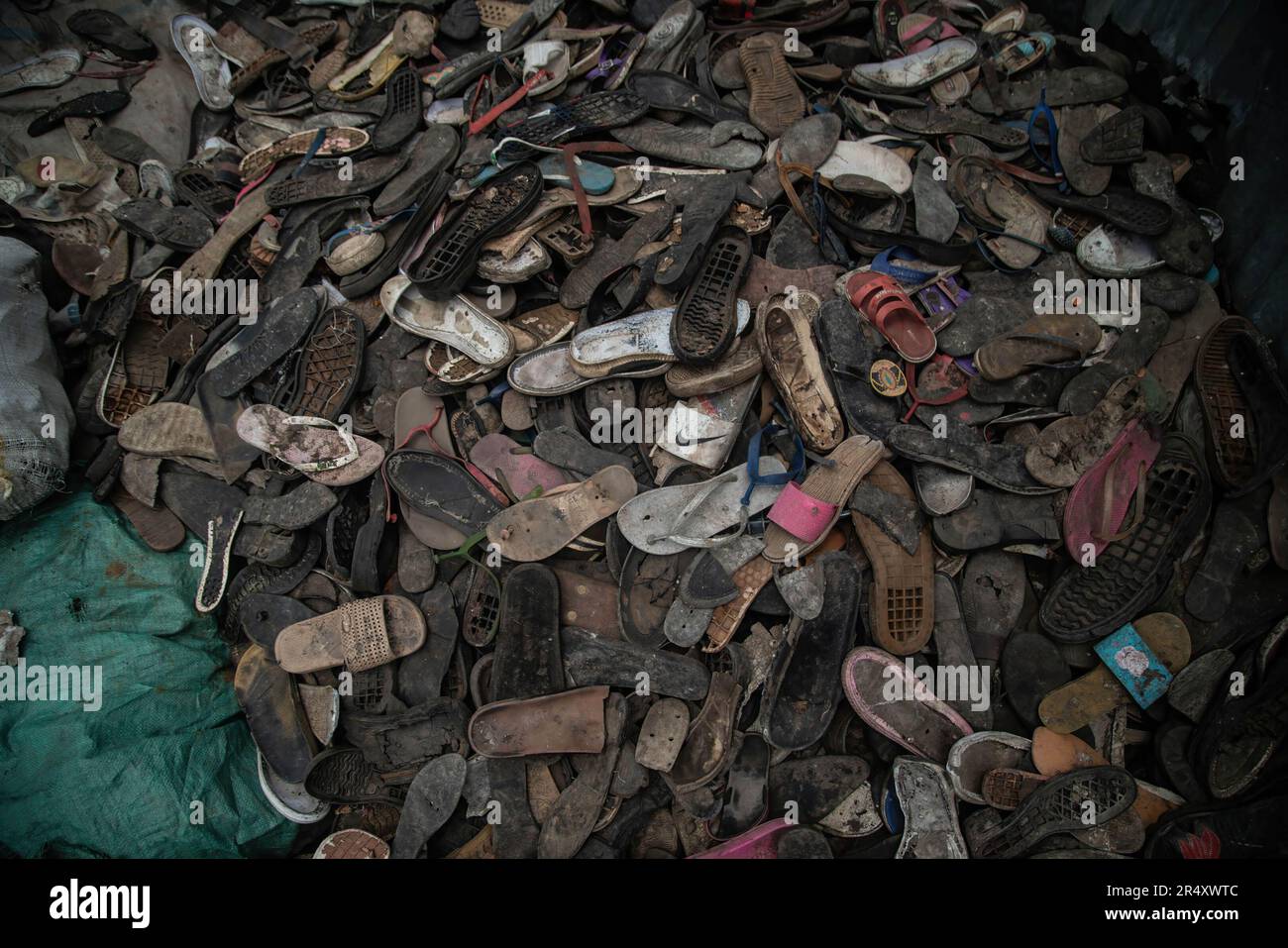 Un mucchio di rifiuti di scarpe in un impianto di riciclaggio di plastica a Nakuru. I negoziatori si sono riuniti a Parigi, in Francia, per la seconda tornata di deliberazioni volte a sviluppare un trattato globale volto ad affrontare la crescente questione dell’inquinamento della plastica. Secondo un recente rapporto del programma delle Nazioni Unite per l'ambiente (UNEP), i paesi hanno il potenziale di ridurre l'inquinamento della plastica del 80% entro il 2040 eliminando le plastiche non necessarie, implementando strategie di riciclaggio e riutilizzo, introducendo sistemi di restituzione dei depositi e sostituendo la plastica con materiali alternativi sostenibili. (Foto di James Wakibia/SOPA IMA Foto Stock