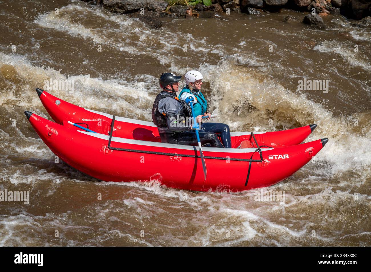 Foto davvero avventurosa di persone che prendono l'acqua ruvida del fiume Arkansas nella primavera del 2023 dopo un sacco di pioggia e neve sciolta fatto per alcuni Foto Stock