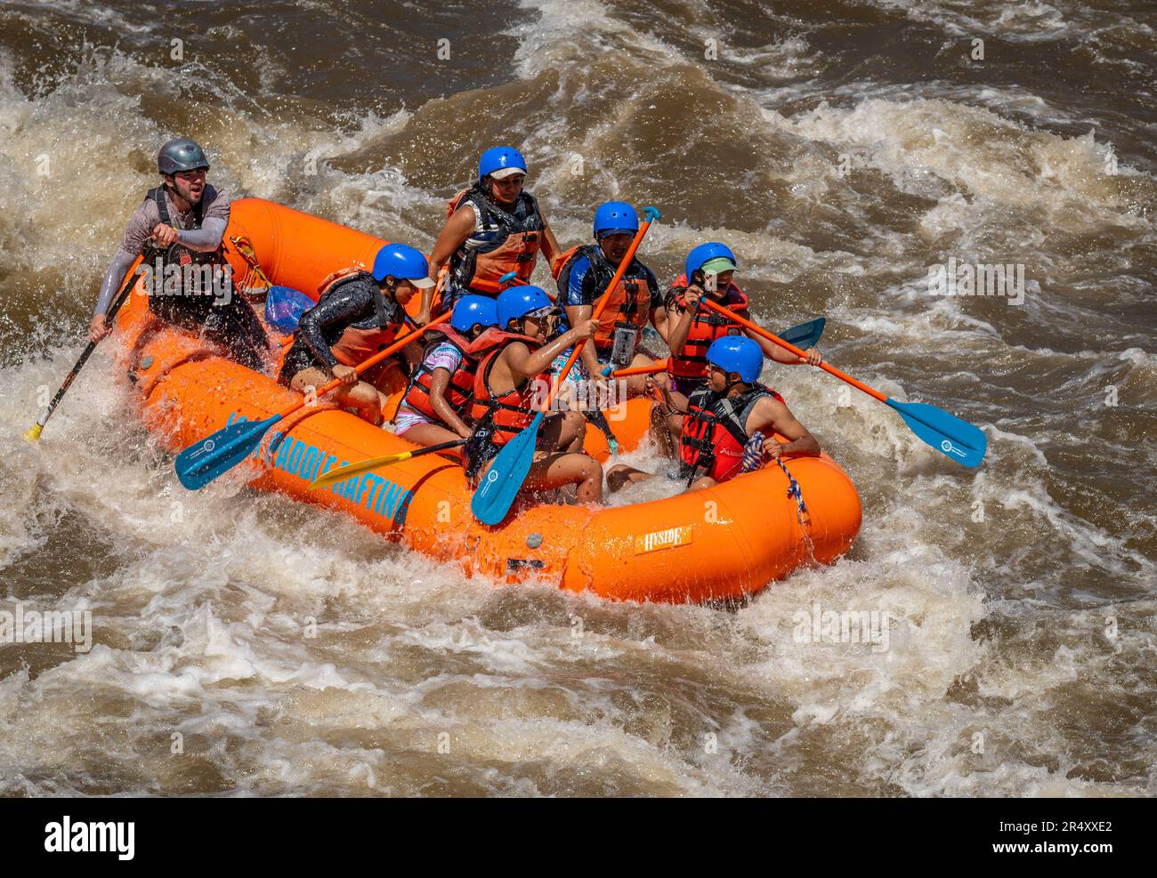 Foto davvero avventurosa di persone che prendono l'acqua ruvida del fiume Arkansas nella primavera del 2023 dopo un sacco di pioggia e neve sciolta fatto per alcuni Foto Stock
