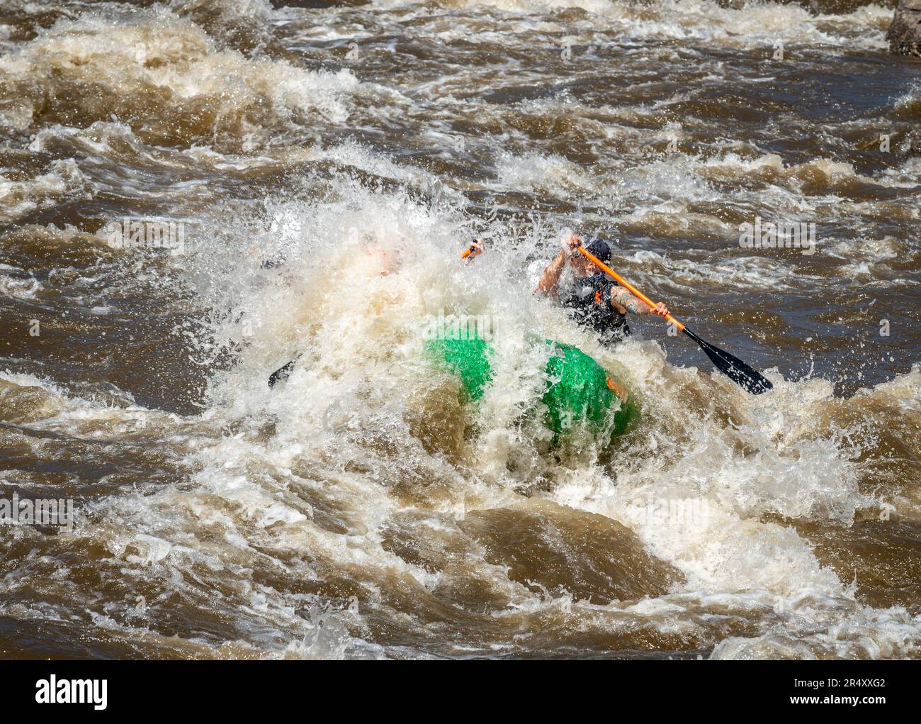 Foto davvero avventurosa di persone che prendono l'acqua ruvida del fiume Arkansas nella primavera del 2023 dopo un sacco di pioggia e neve sciolta fatto per alcuni Foto Stock