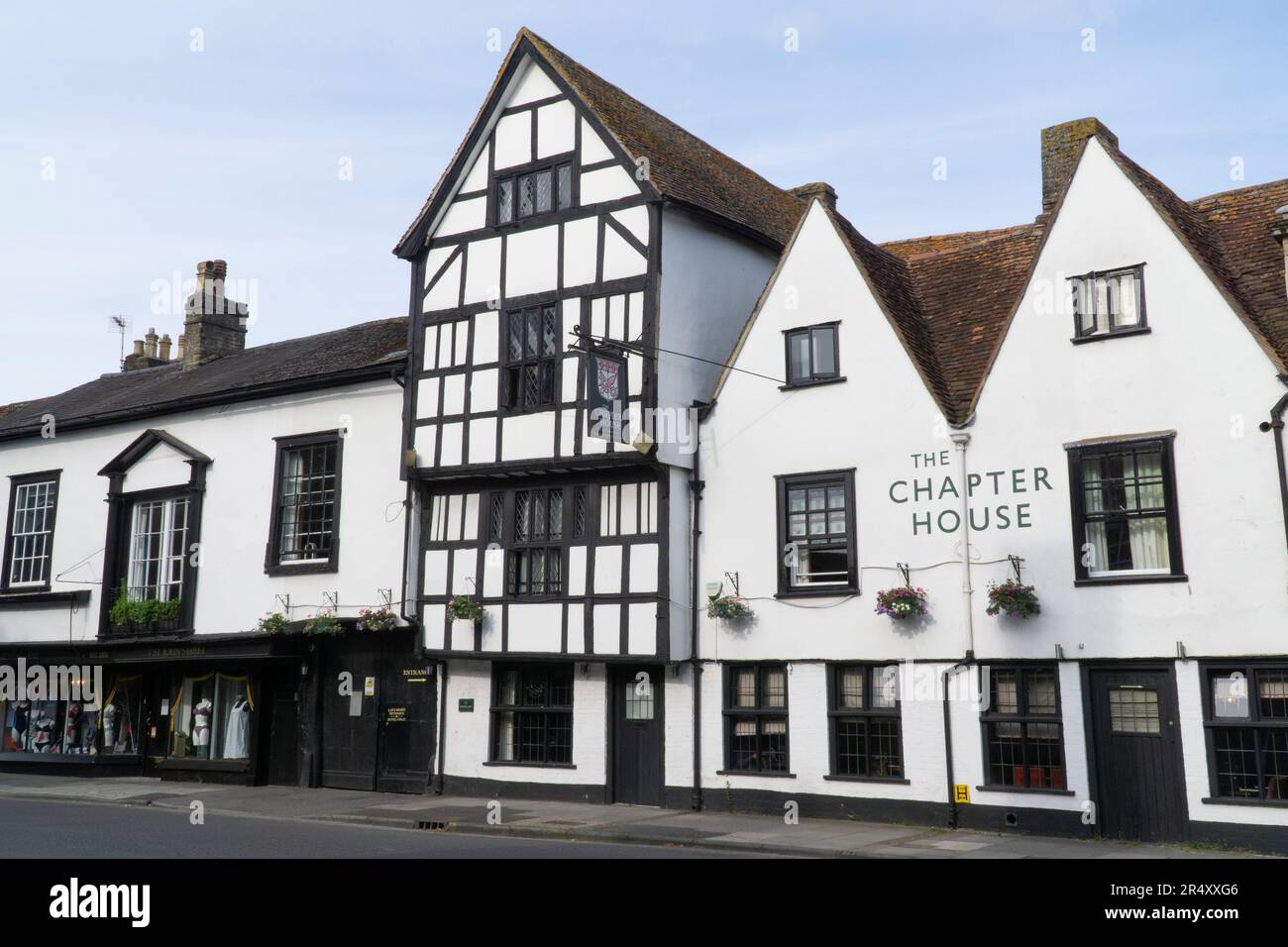 Edifici medievali a Salisbury, nel Wiltshire, che includono questi edifici a graticcio. Anna Watson/Alamy Foto Stock