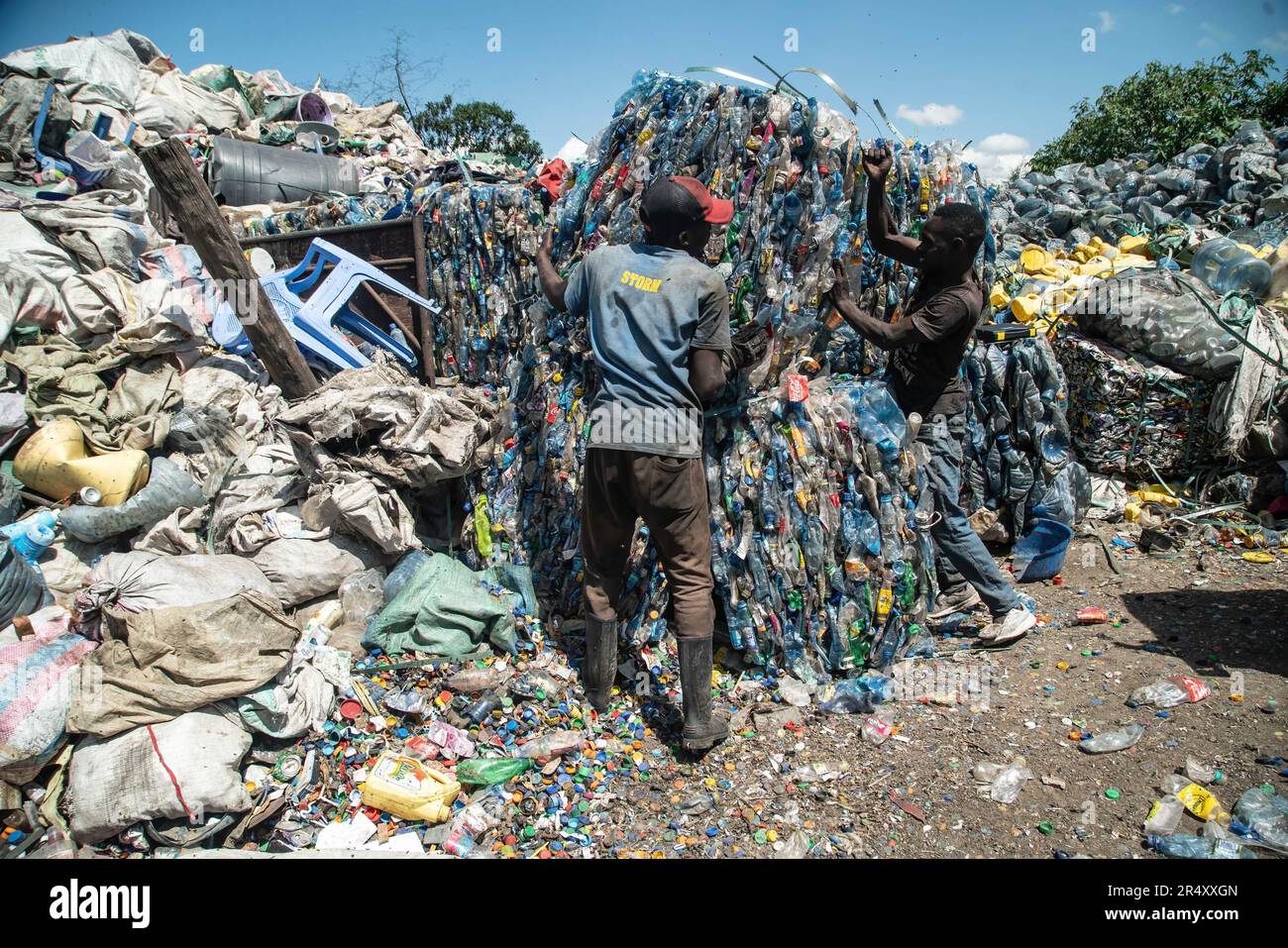 30 maggio 2023, Nakuru, Kenya: I lavoratori spostano una balla di bottiglie di plastica in un impianto di riciclaggio a Nakuru. I negoziatori si sono riuniti a Parigi, in Francia, per la seconda tornata di deliberazioni volte a sviluppare un trattato globale volto ad affrontare la crescente questione dell’inquinamento della plastica. Secondo un recente rapporto del programma delle Nazioni Unite per l'ambiente (UNEP), i paesi hanno il potenziale di ridurre l'inquinamento della plastica del 80% entro il 2040 eliminando le plastiche non necessarie, implementando strategie di riciclaggio e riutilizzo, introducendo sistemi di restituzione dei depositi e sostituendo la plastica con materiali alternativi sostenibili Foto Stock