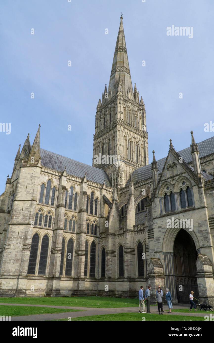 Salisbury Cattedrale nel tardo pomeriggio sole. Costruito tra il 1220 e il 1238, è noto per la sua guglia di 404 piedi (123m piedi). Anna Watson/Alamy Foto Stock
