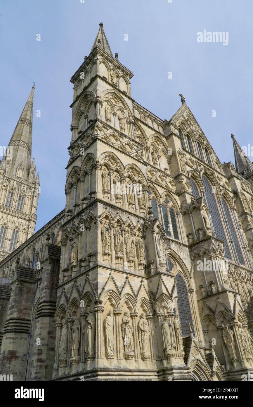 Salisbury Cattedrale nel tardo pomeriggio sole. Costruito tra il 1220 e il 1238, è noto per la sua guglia di 404 piedi (123m piedi). Anna Watson/Alamy Foto Stock