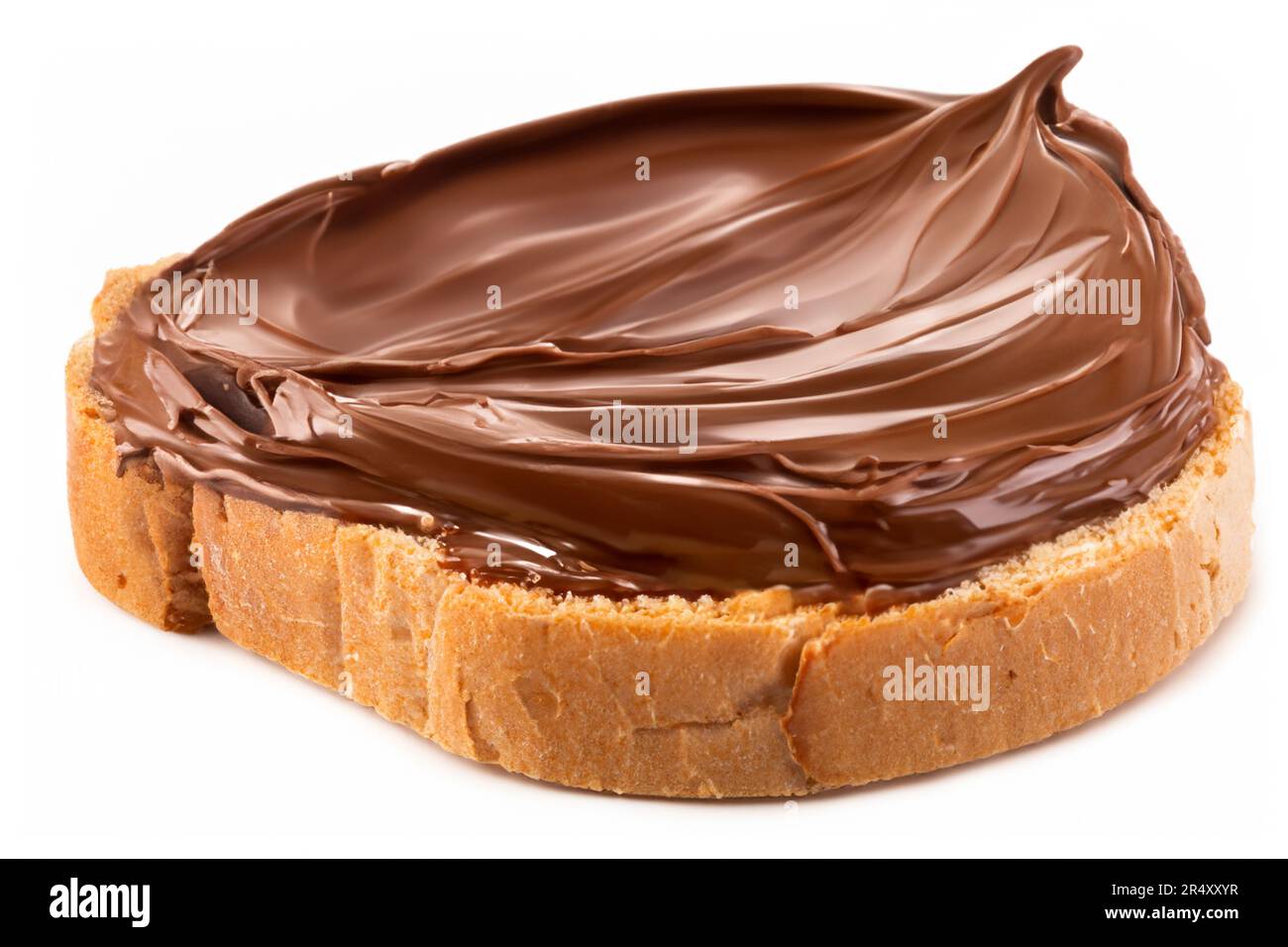Fetta di pane con crema di turbolenza al cioccolato isolata su sfondo bianco Foto Stock