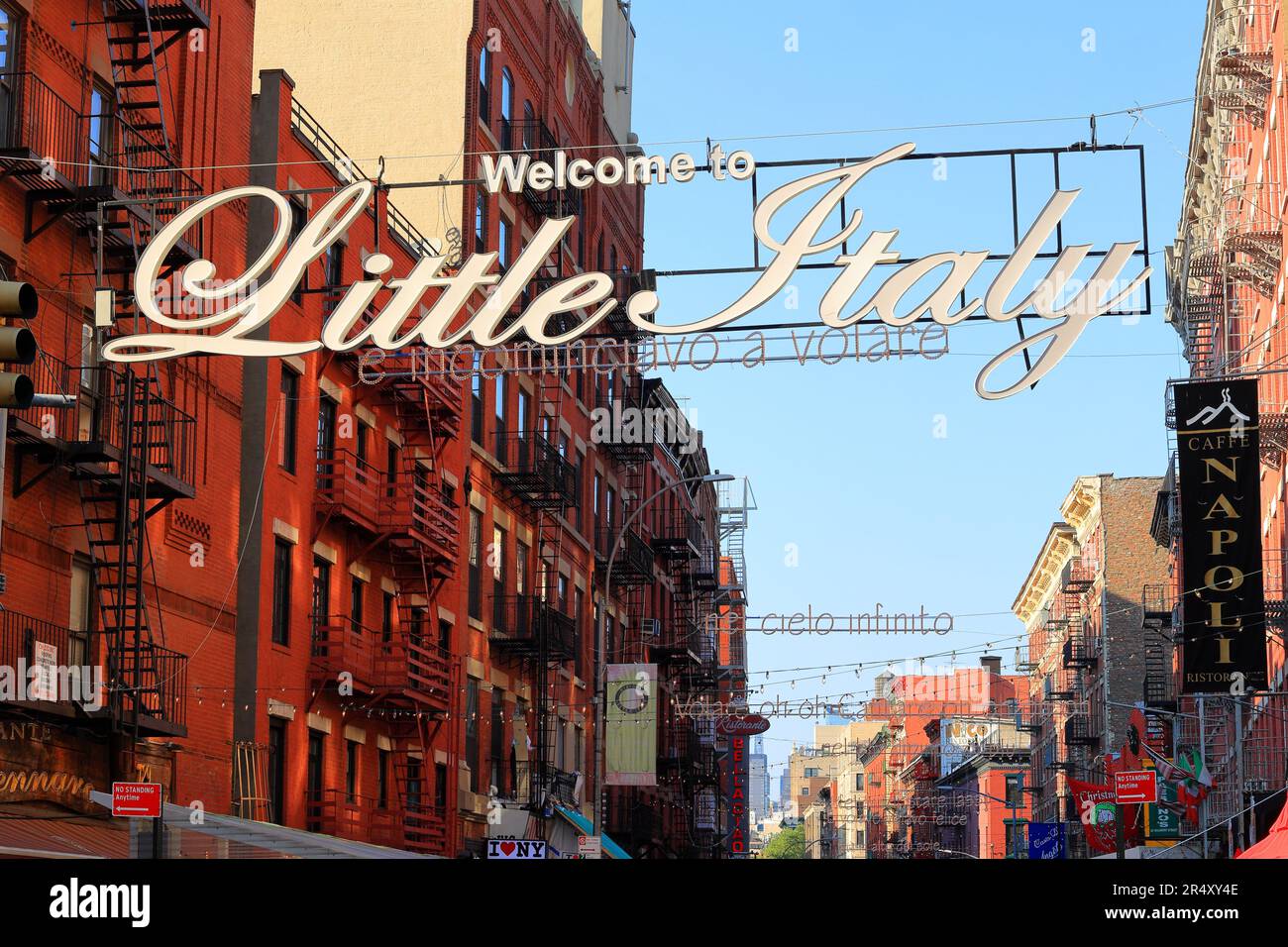 Un cartello Welcome to Little Italy a Lower Manhattan, New York, con le righe della canzone 'nel blu, dipinto di blu' di Domenico Modugno Foto Stock