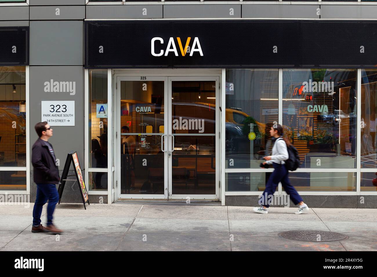 CAVA, 325 Park Ave South, New York, NYC foto di un fast casual ristorante di ispirazione mediterranea nel quartiere Rose Hill di Manhattan. Foto Stock