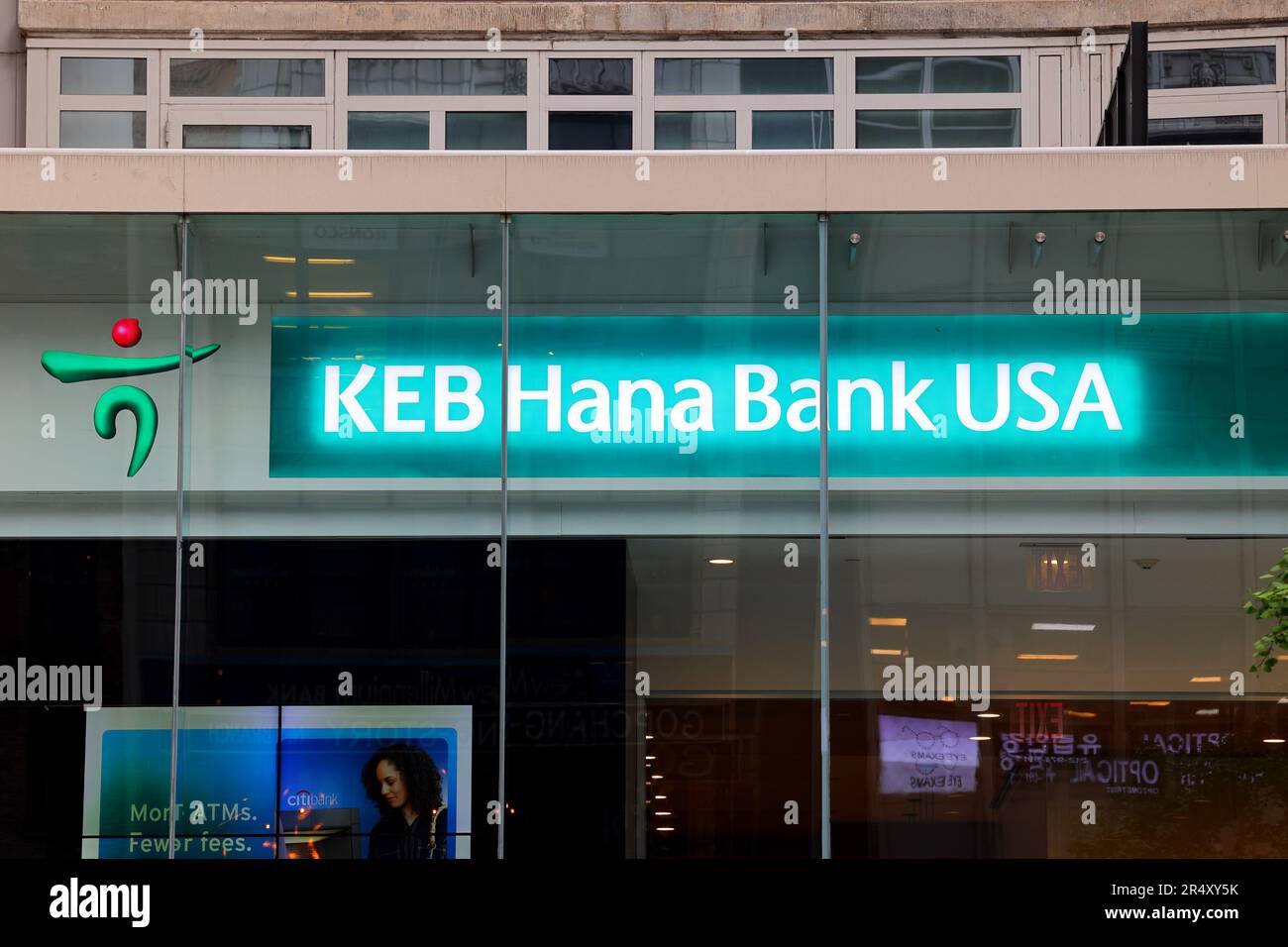 KEB Hana Bank USA 하나은행, 309 5th Ave, New York, NYC storefront foto di una banca coreana a Midtown Manhattan. Foto Stock
