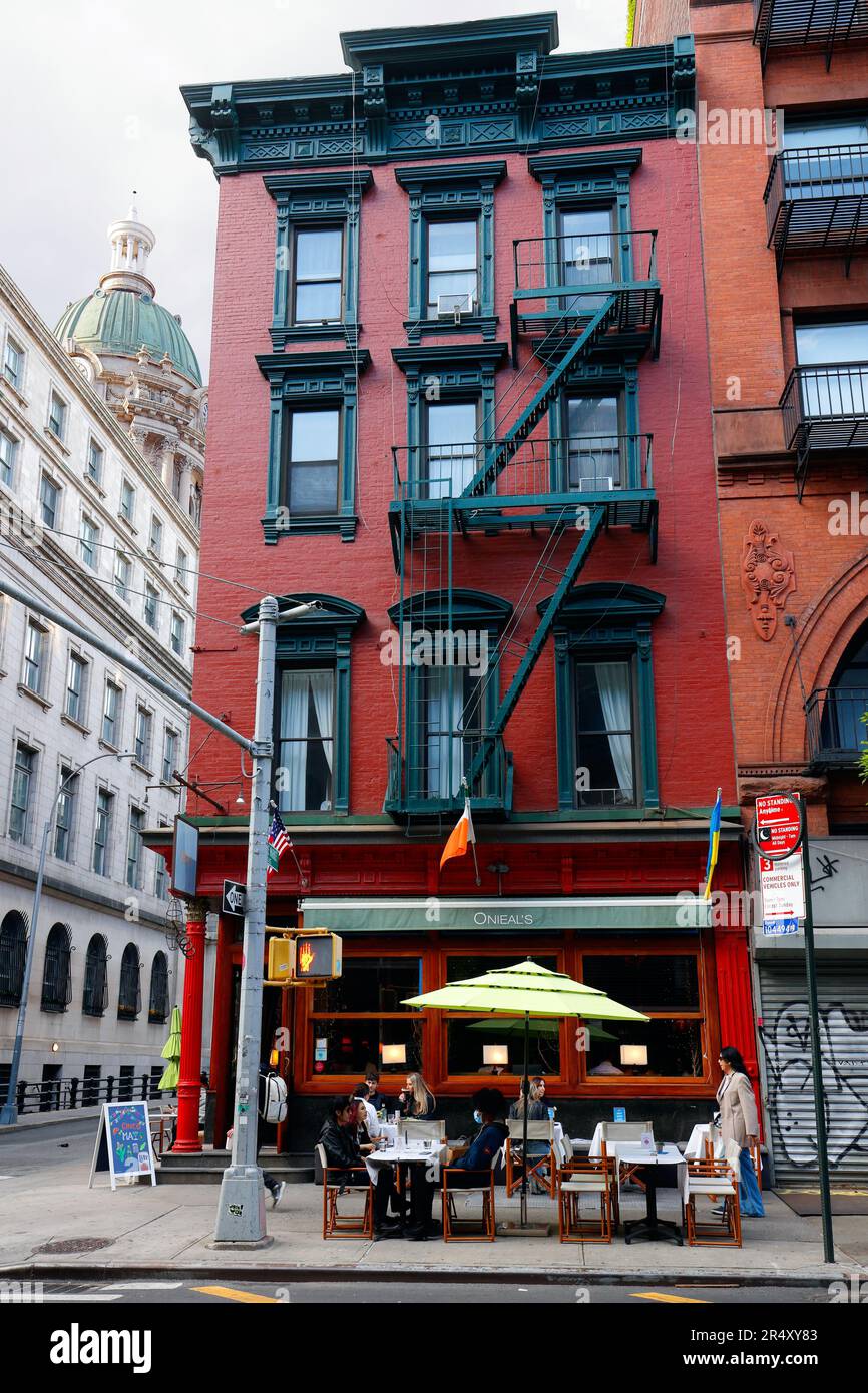 Onieal's, 174 Grand St, New York, NYC foto del ristorante nella Little Italy di Manhattan con la sede della polizia Vecchia sullo sfondo. Foto Stock
