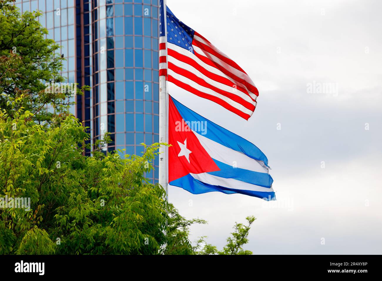 Bandiera americana e bandiera cubana su un flagpole al monumento commemorativo di José Martí, Newark, New Jersey. Foto Stock
