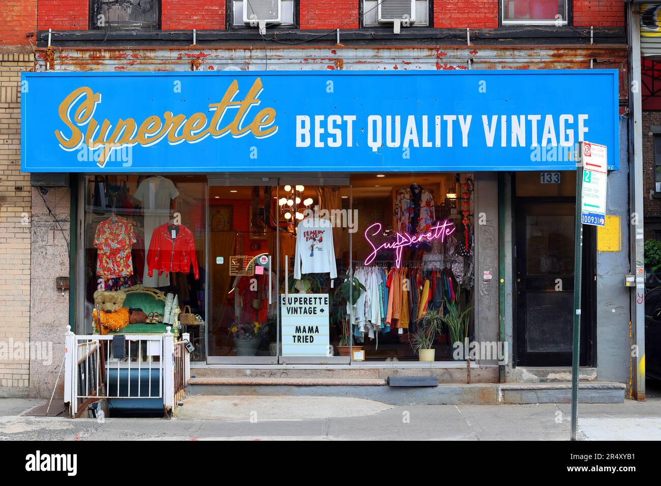 Superette Best Quality Vintage, 133 e Broadway, New York, NYC foto di un fiorente negozio a Chinatown/Lower East Side di Manhattan. Foto Stock