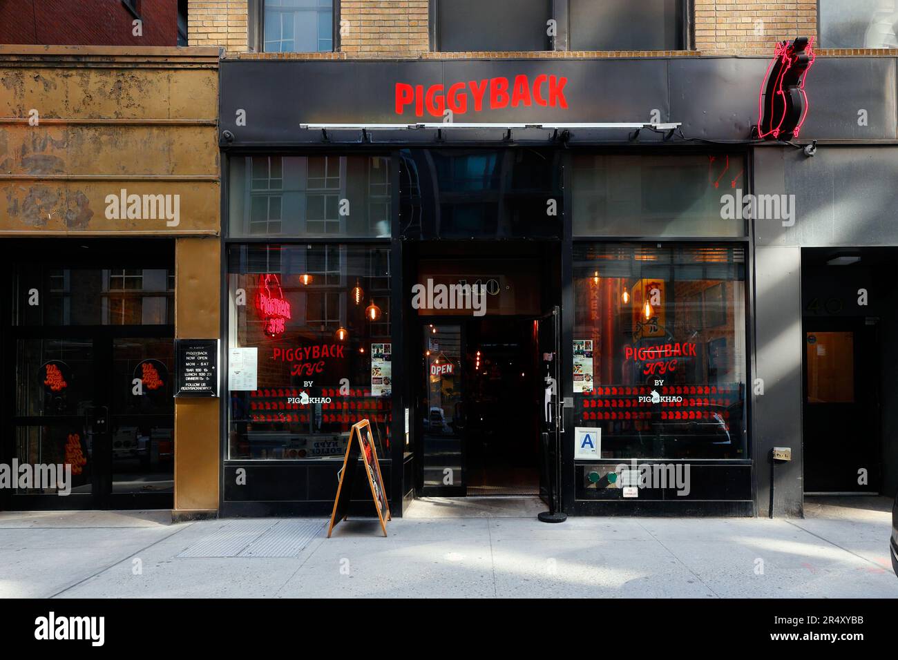 Piggyback di Pig & Khao, 140 W 30th St, New York, New York, New York storefront di un ristorante asiatico e ristorante a Midtown Manhattan. Foto Stock