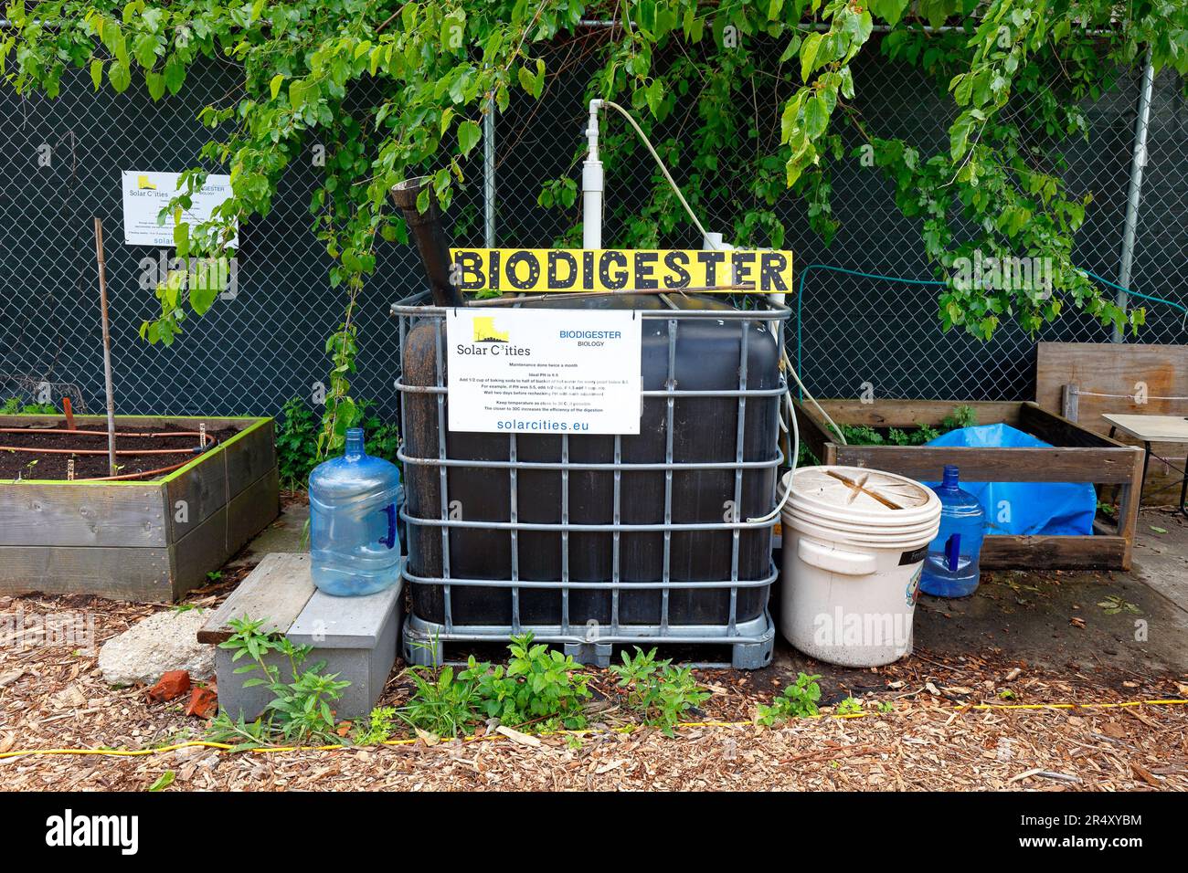 A Solar Cities open source biodigestivo fermentando materiale organico in metano misto biogas; a Earth Matters, Governors Island, New York. Foto Stock