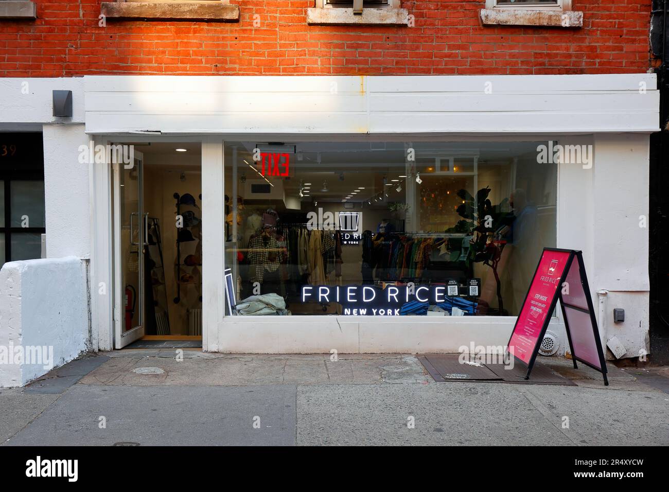RISO FRITTO, 239 Mulberry St, New York, foto di fronte al negozio di New York di una boutique di abbigliamento di moda nel quartiere Nolita di Manhattan. Foto Stock
