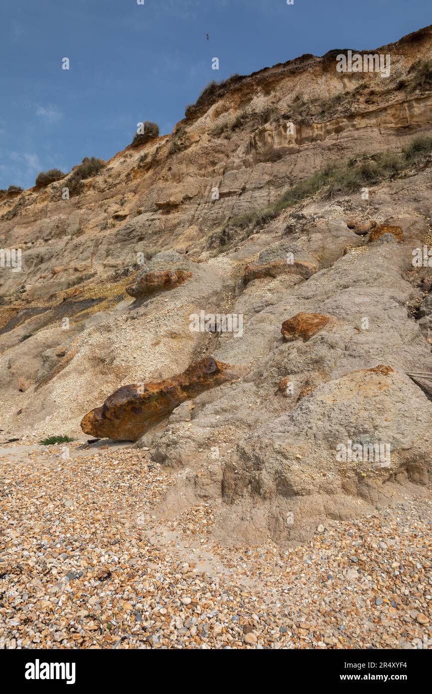 Erosione della scogliera e noduli di pietra di ferro rossa (sideritica) a Hengistbury Head, Dorset, Inghilterra, Regno Unito Foto Stock