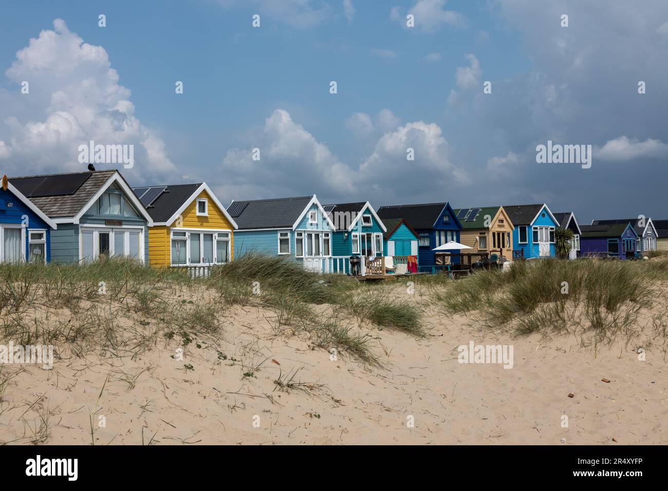 Capanne in legno dipinte colorate a Hengistbury Head, vicino a Mudeford, Christchurch, Dorset. Inghilterra, Regno Unito Foto Stock