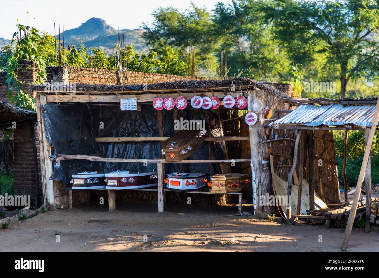 Aree e mobili in vendita su un banco all'aperto a Golomoti, Malawi, nel distretto di Ntcheu. Foto Stock