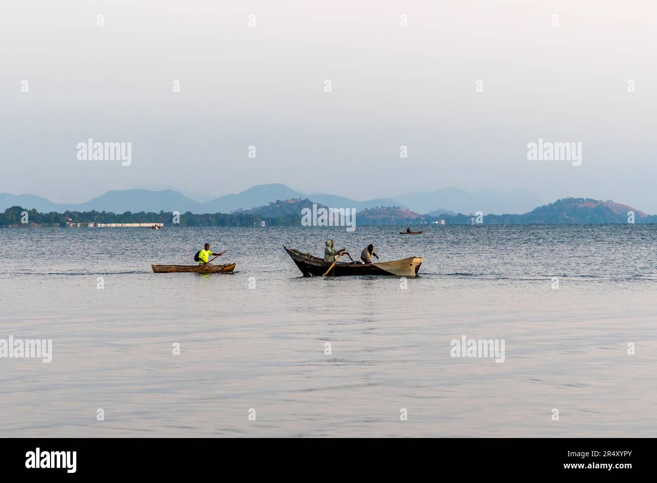 Lago Malawi, confine meridionale vicino a Mangochi. Il lago interno è il terzo lago più grande dell'Africa dopo il lago Victoria e il lago Tanganyika e occupa circa il 20% dell'area totale del Malawi. Foto Stock