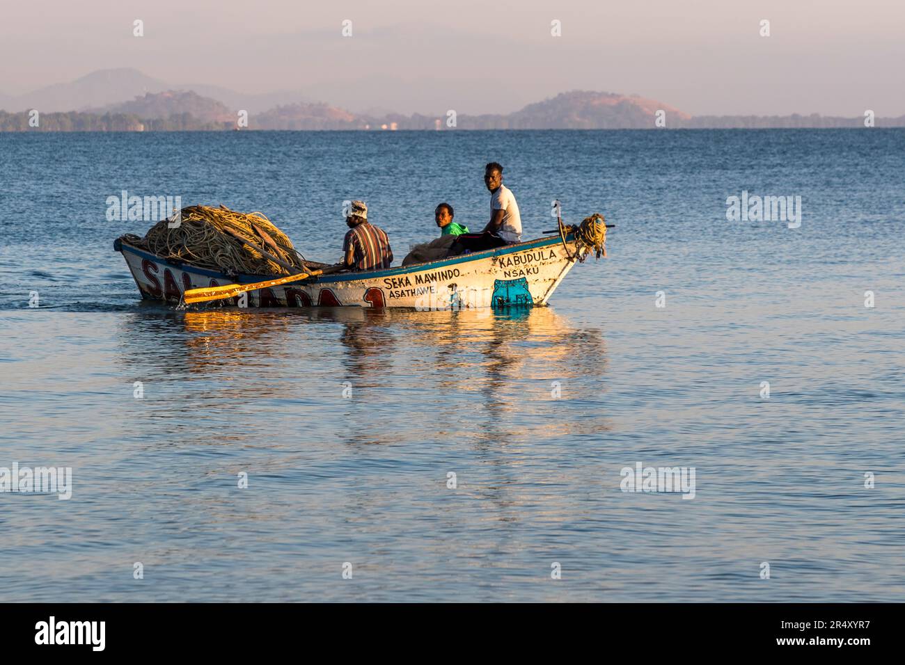 Pescatori in barca sul lago Malawi. Il lago interno è il terzo lago più grande dell'Africa e occupa circa il 20% dell'area totale del Malawi Foto Stock