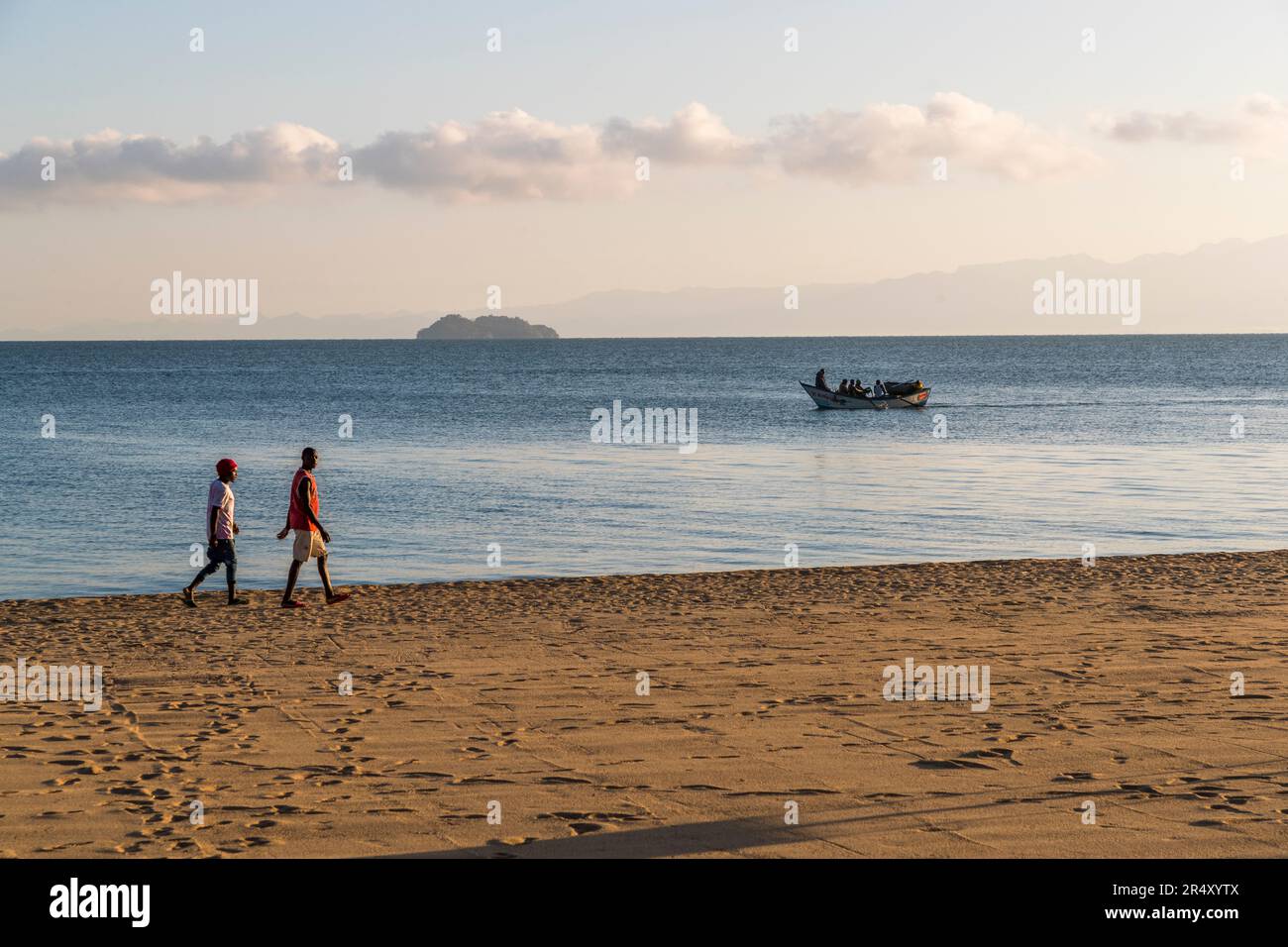 Pescatori al Lago Malawi. Atmosfera mattutina, persone in viaggio per lavorare a piedi e in barca Foto Stock