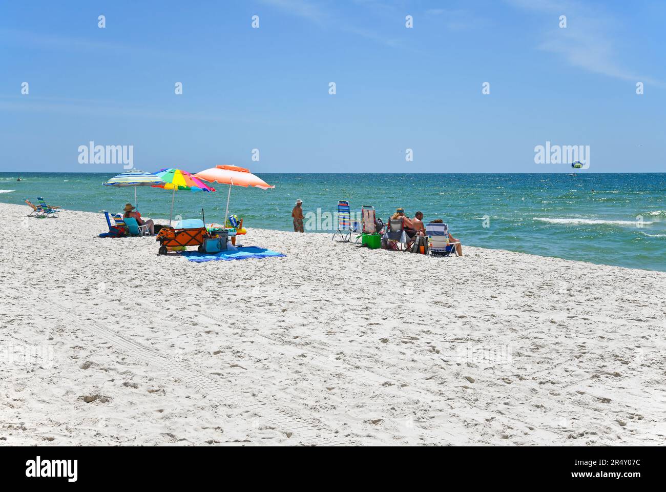 GULF SHORES, al / USA - 3 maggio 2023: Persone fuori godere di una bella giornata di sole a Gulf Shores Beach sul Golfo del Messico Foto Stock