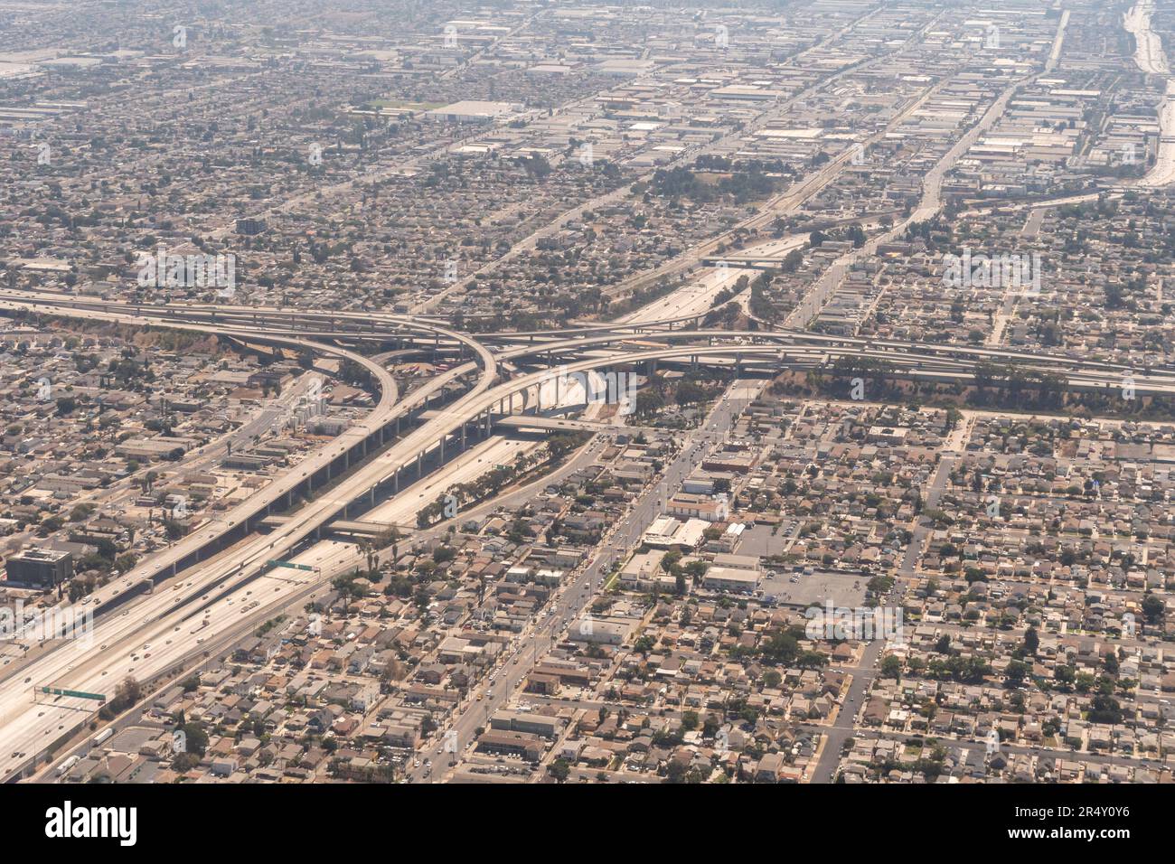 Vista aerea diurna degli interscambi 110 e 105 nella contea di Los Angeles, California meridionale, USA, alias il giudice Harry Pregerson Interchange Foto Stock