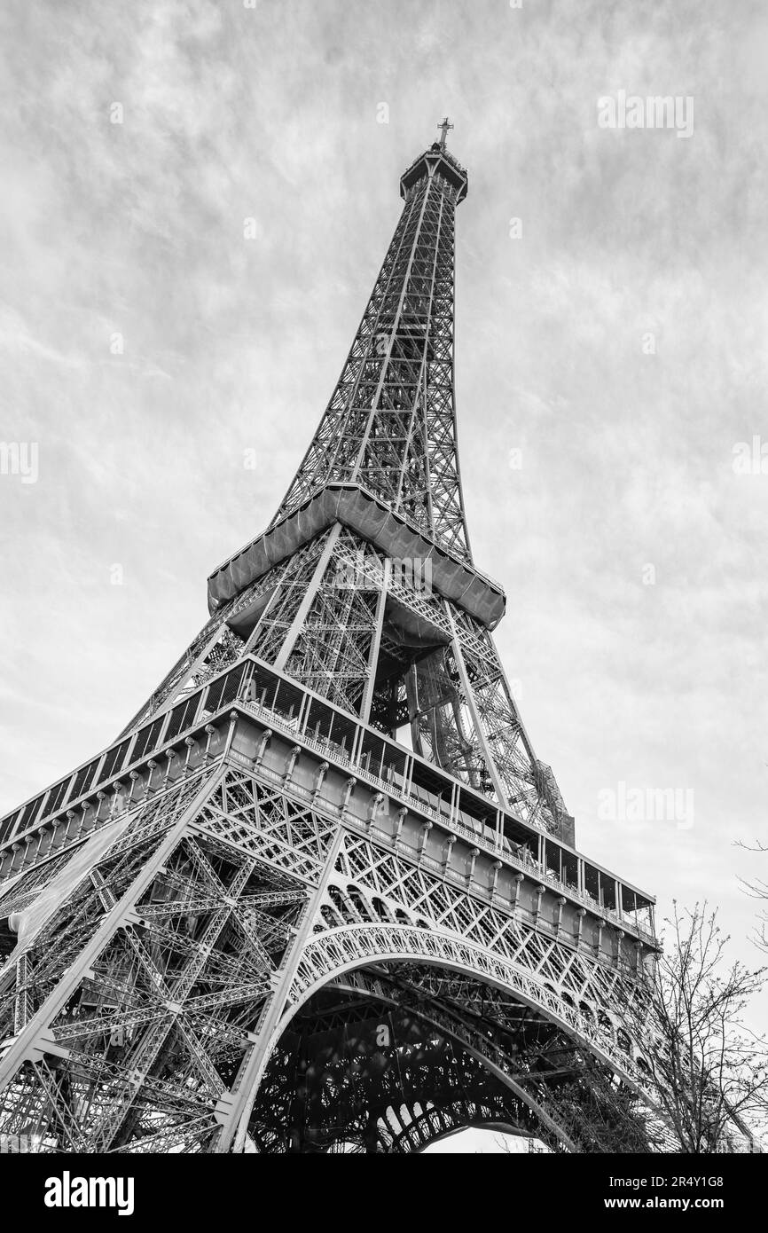 Vista mattutina della Torre Eiffel dal basso. Parigi, Francia. Fotografia in bianco e nero. Foto Stock