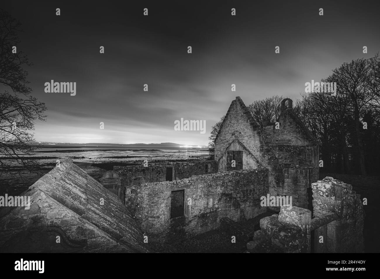 Antiche rovine in pietra medievale della storica chiesa di San 12th ° secolo Bridget's di notte lungo il lungomare Fife Coastal Path a Dalgety Bay, Scozia, Regno Unito. Foto Stock