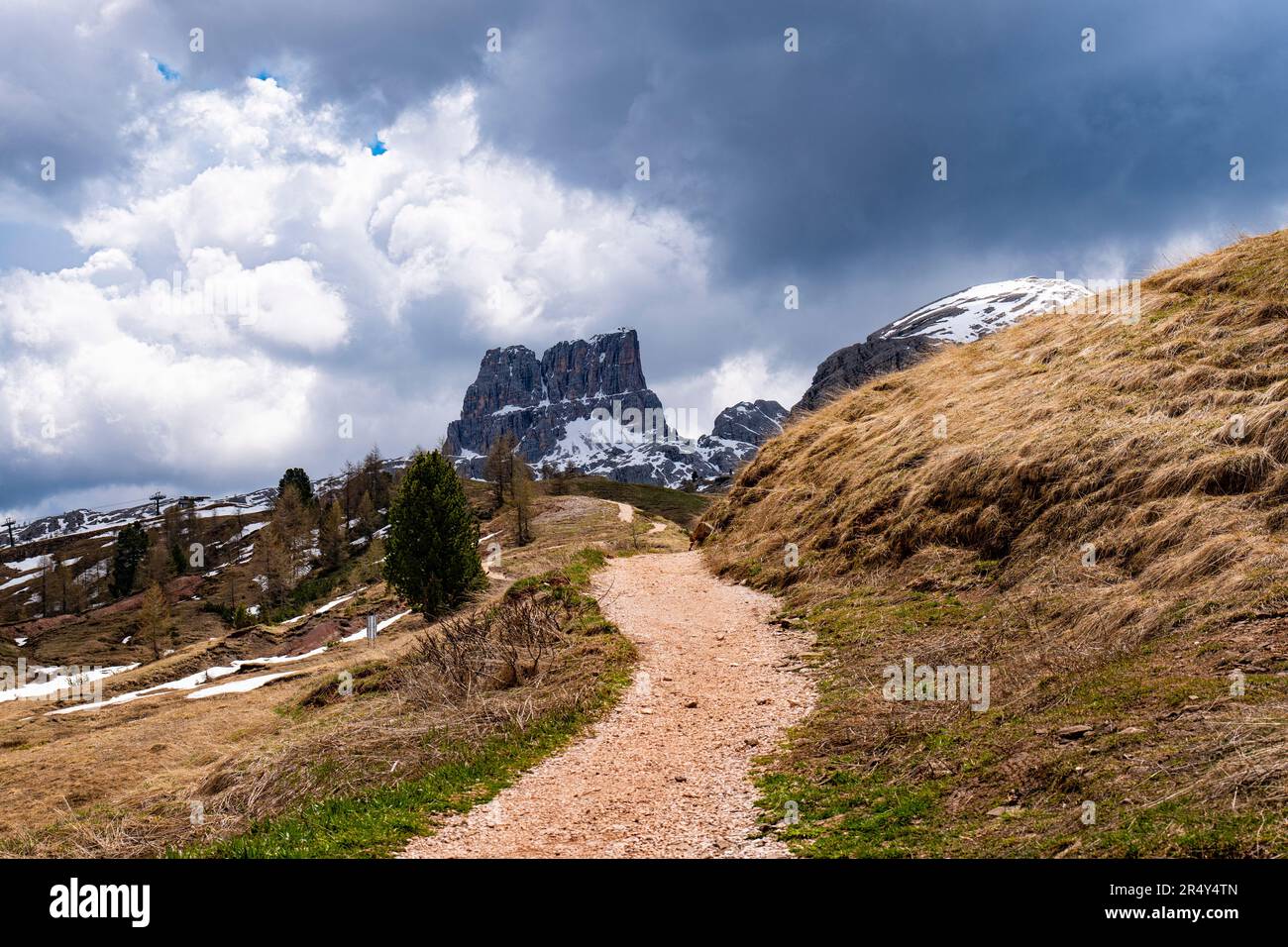 Sentiero escursionistico nelle dolomiti sul Passo Falzarego Foto Stock