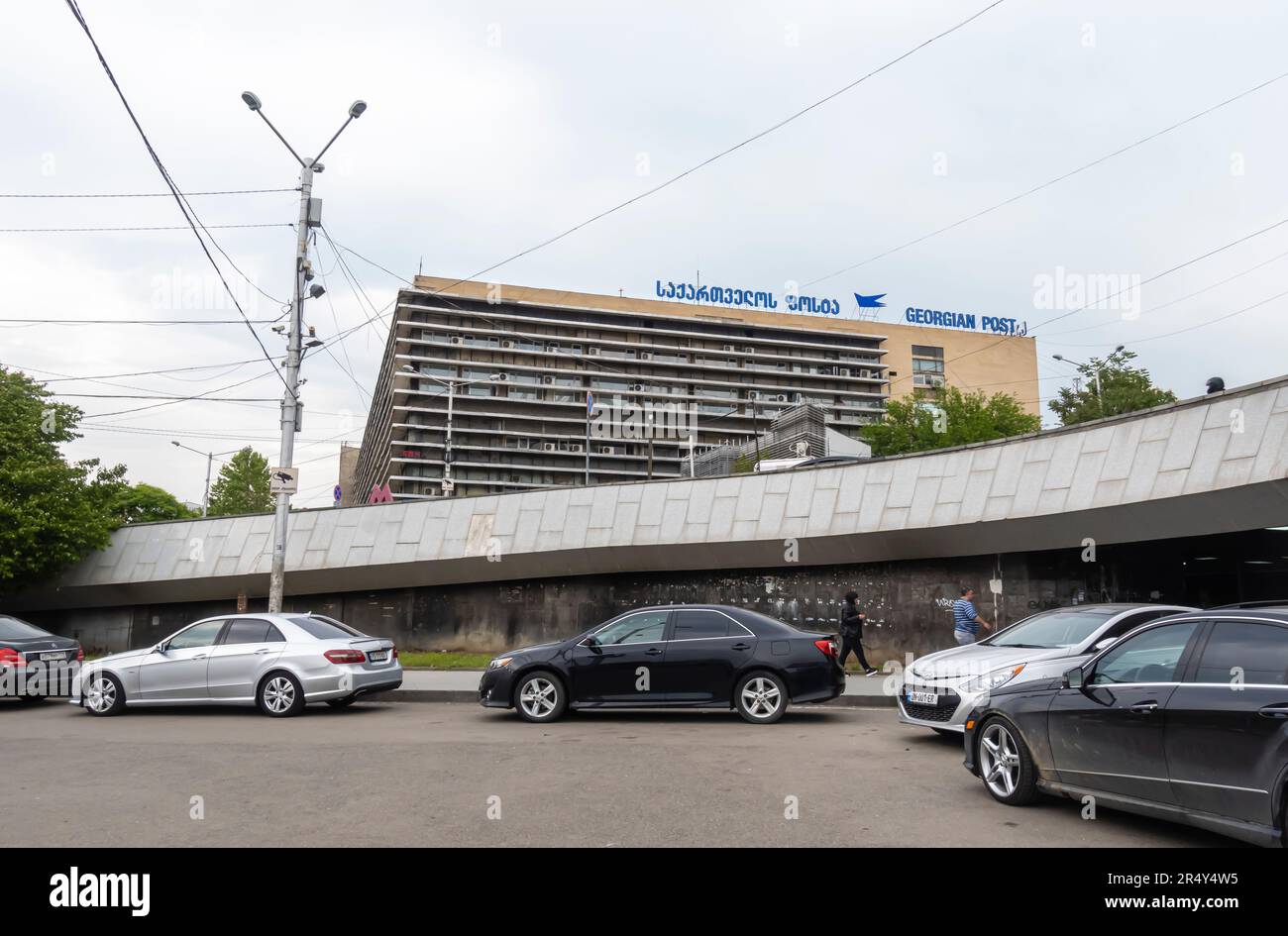 Architettura modernista sovietica a Tbilisi - Georgia. Georgian Post 0102 su Station Square Foto Stock