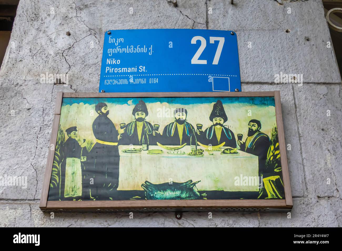 Niko Pirosmani, famoso pittore georgiano e lapide commemorativa dell'artista realizzata dopo la sua pittura con motivi georgiani. Via Pirosmani Tbilisi Georgia Foto Stock