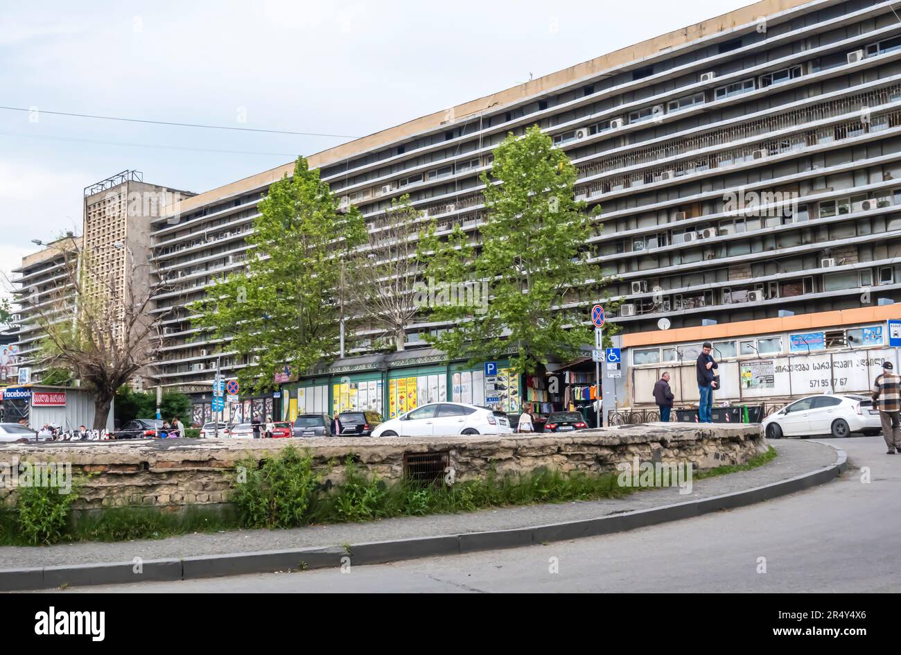 Architettura modernista sovietica a Tbilisi - Georgia. Georgian Post 0102 su Station Square Foto Stock