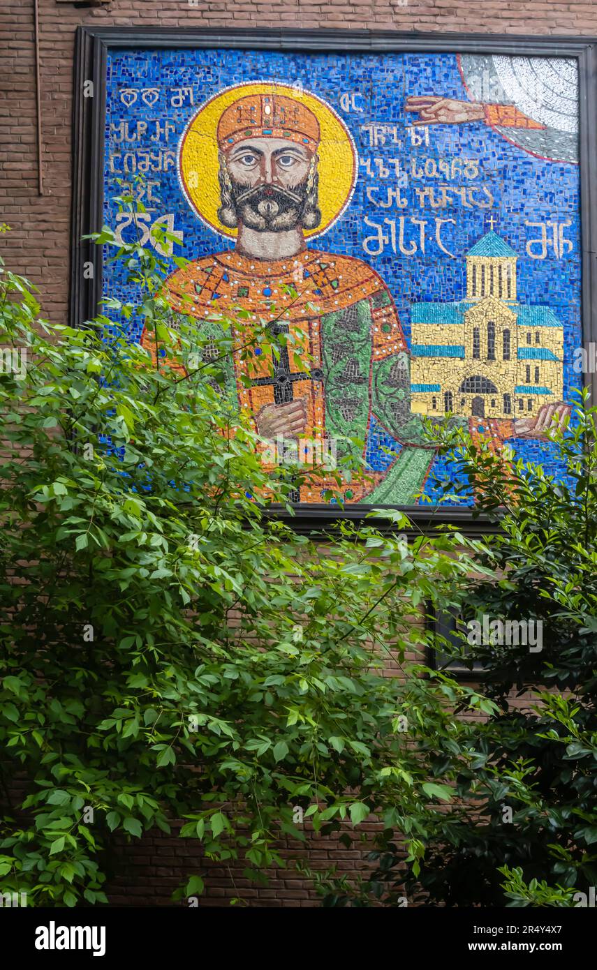 Tbilisi mosaico murale art. David Agmashenebeli portrait.facade dell'edificio pubblico autore Karlo Bakuradze 1995 Foto Stock