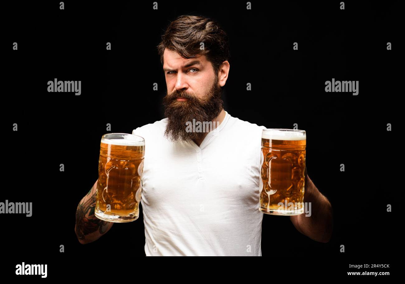 Tempo di birra. Barbuto con brocche di birra lager al bar o pub. Ragazzo alla moda con birra artigianale. Degustazione di birra fresca. Oktoberfest festival. Birra Foto Stock