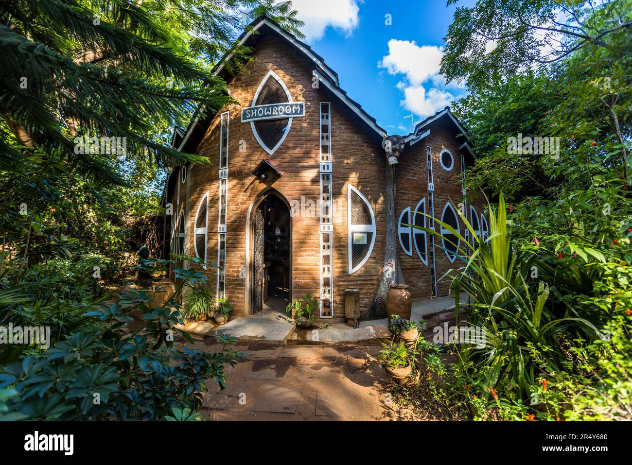 L'edificio in mattoni contrassegnato con "Showroom" ospita la sala vendite del Centro di Cultura e Arte di Kungoni a Mua, Dedza, Malawi. Foto Stock