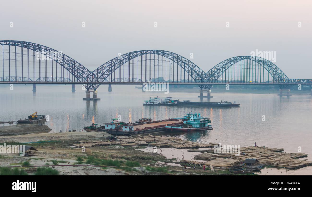 Sagaing Bridge e Ayeyarwaddy fiume Foto Stock